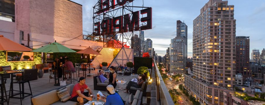 people dining on the empire rooftop